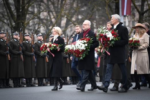 Ziedu nolikšanas ceremonija pie Brīvības pieminekļa. 
Foto: Ilmārs Znotiņš, Valsts prezidenta kanceleja.